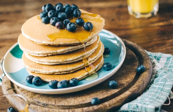 Bakuli la saladi iliyo na mboga kijani na nafaka